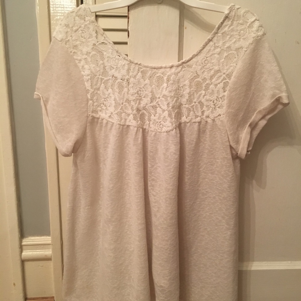 White short sleeve top with lace